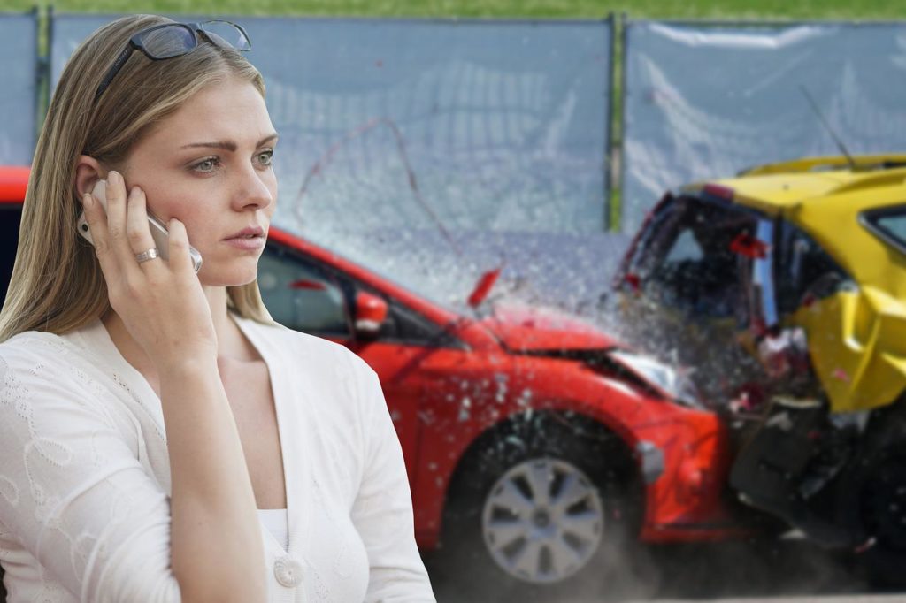 accidente automovilistico, llamada telefonica, mujer-6243099.jpg